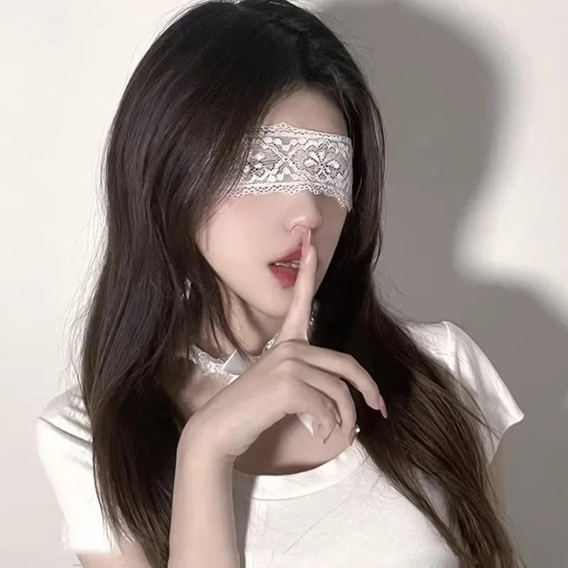 Sexy lace blindfold white lifestyle red lips - sensual accessory - SpicyAccessoires