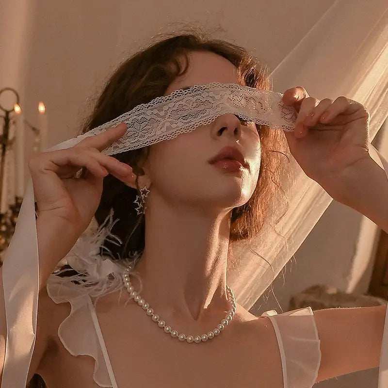 Sexy lace blindfold white vintage style with pearls - elegant accessory - SpicyAccessoires